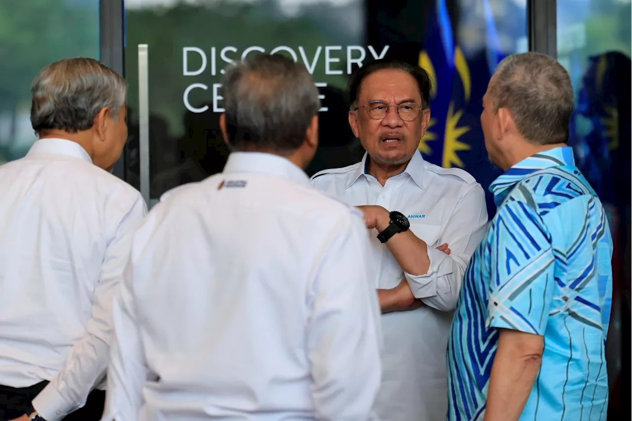Anwar calls on Cabinet to focus on geopolitical tensions, rising living costs