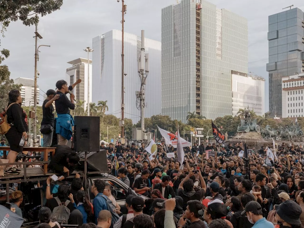 Prabowo holds leaders retreat amid emerging signs of dissent and ongoing students' protest