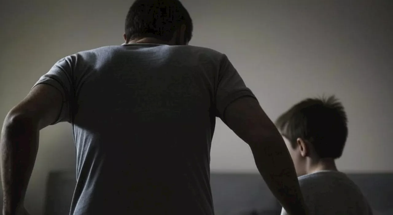 Picchia il figlio e gli frattura braccio e gamba, la mamma: «È caduto dal letto». L'uomo non riconosce il picc