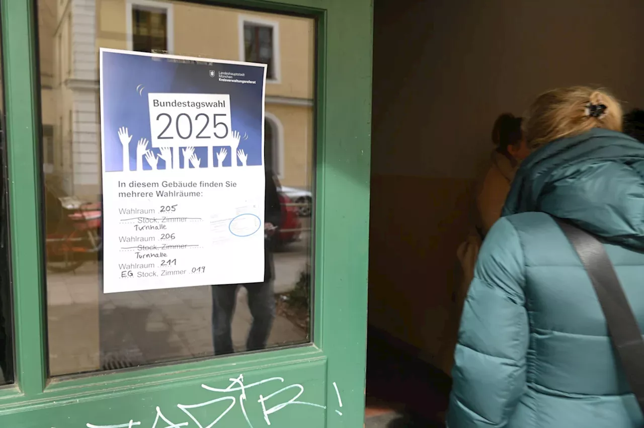Feuerwehr deckt Plakat von CSU-Kandidat Stefinger ab