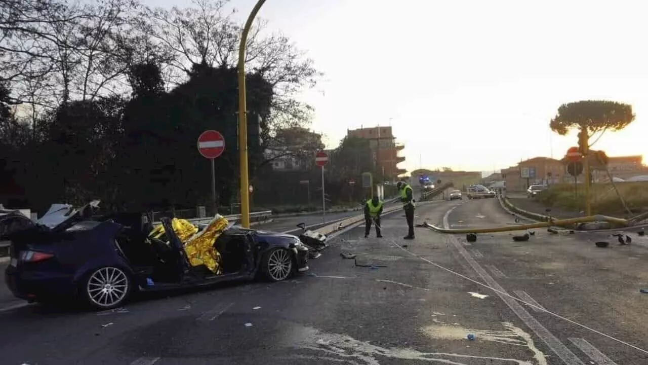 Auto si schianta contro un semaforo: morto un ragazzo, due feriti