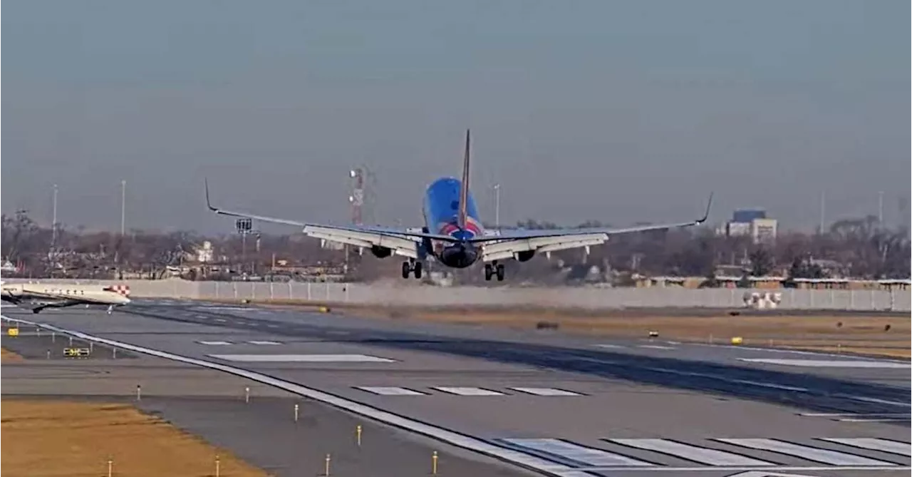 Passenger plane aborts landing to avoid colliding with private jet at Chicago airport