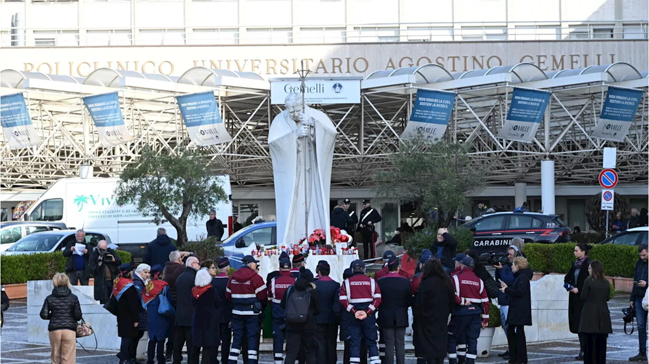 Pope continuing therapy, including oxygen says Vatican