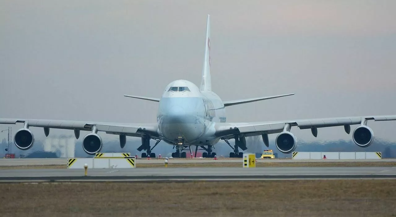 Danimarca, pezzi di ricambio di aerei Airbus e Boeing finiscono in Russia aggirando le sanzioni. «Componenti “
