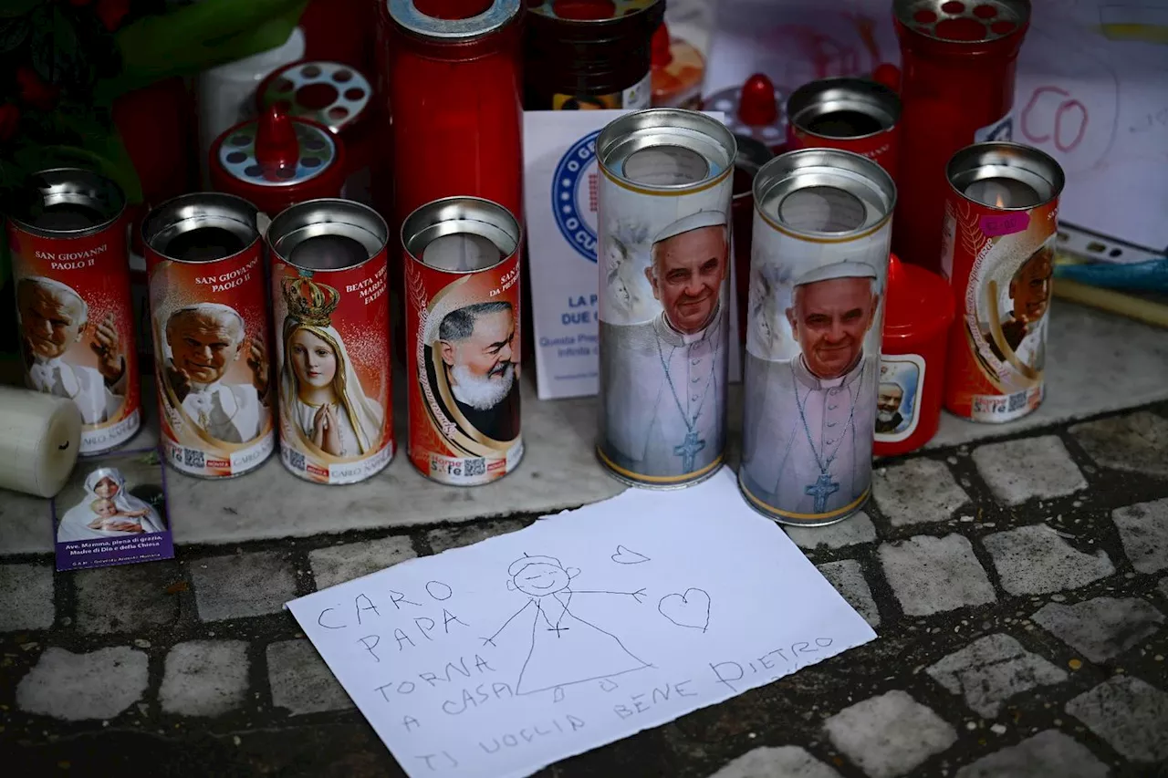 Le pape n'est plus dans un état «critique» mais son état reste «complexe»