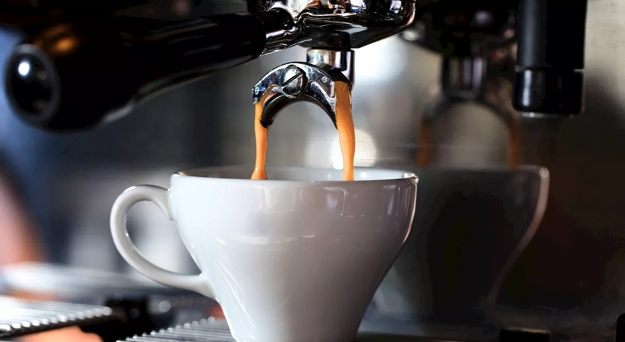 «Sono un'esperta del sonno: non dovreste mai bere il caffè appena svegli, ecco quanto sarebbe meglio aspettare
