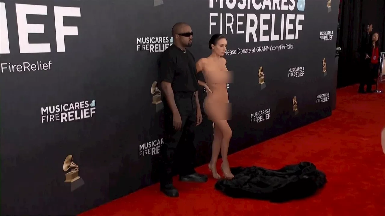 Bianca Censori, esposa de Kanye West, posa desnuda en la alfombra roja los Grammy 2025