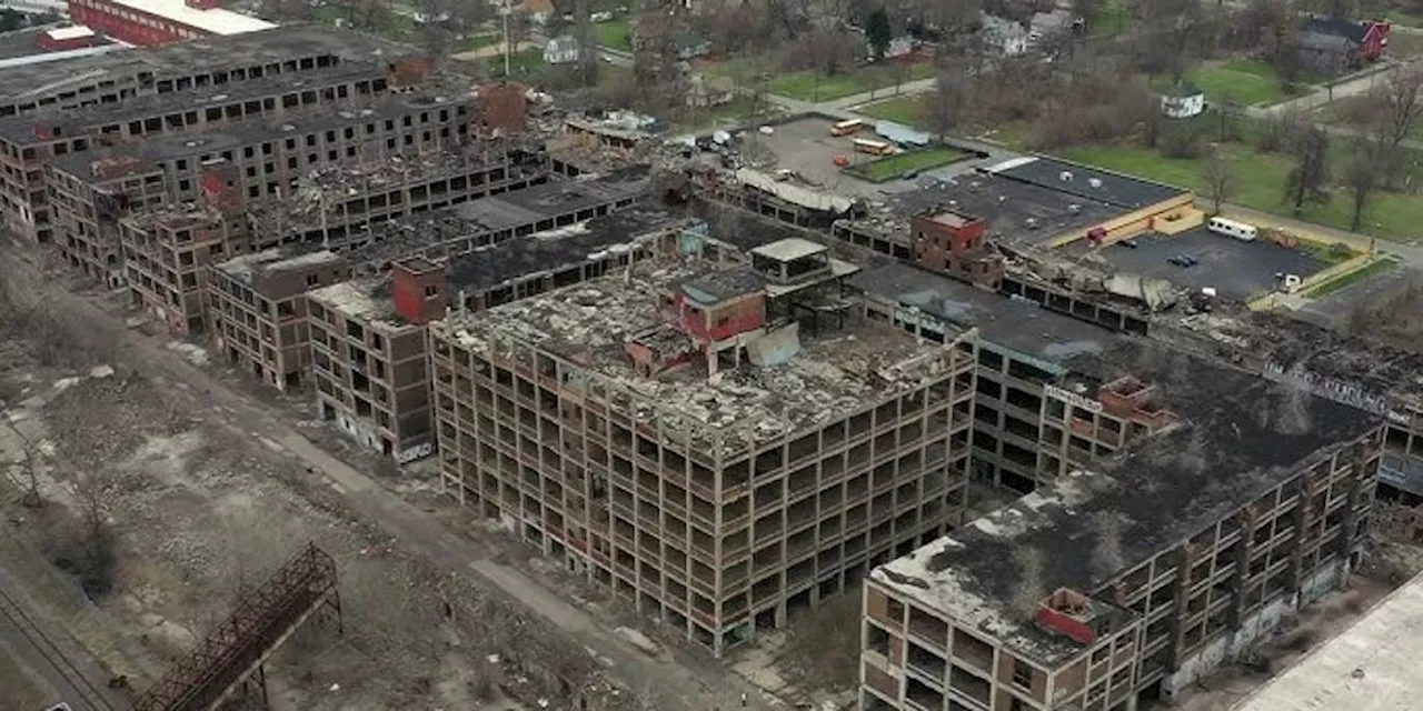 La factoría Packard de Detroit, un símbolo del pasado automotriz estadounidense, se derriba.