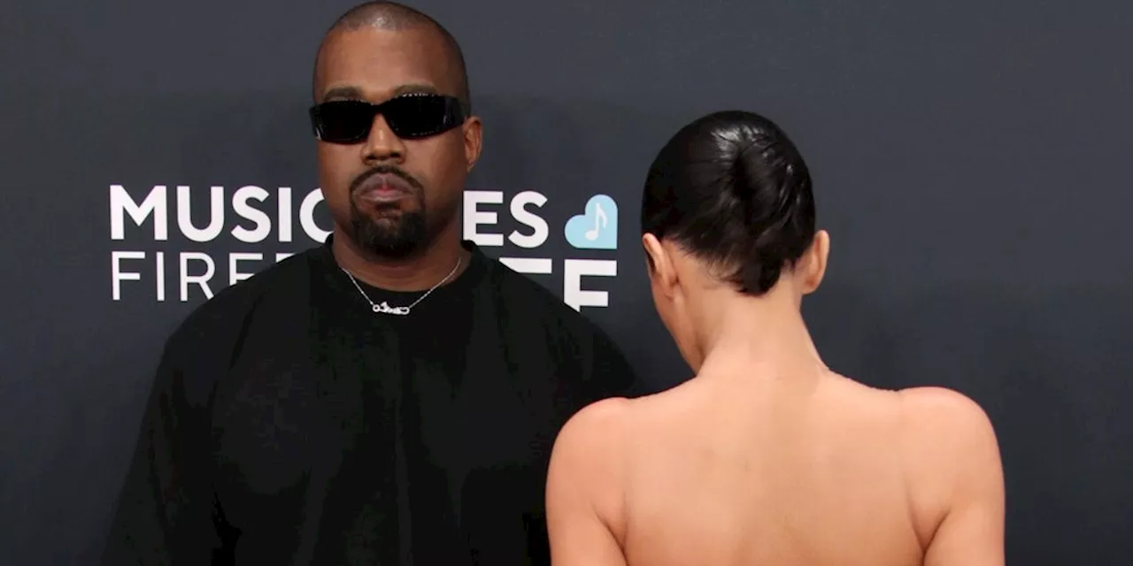 Bianca Censori y Kanye West causan revuelo en los Grammy con un atrevido acto de estilo