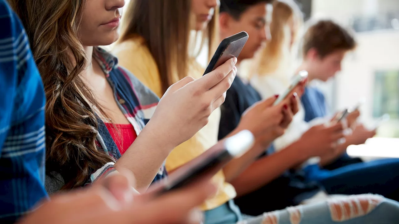 Social Media and Messaging Apps Devour Students' School Day, Raising Concerns About Distractions and Learning Loss