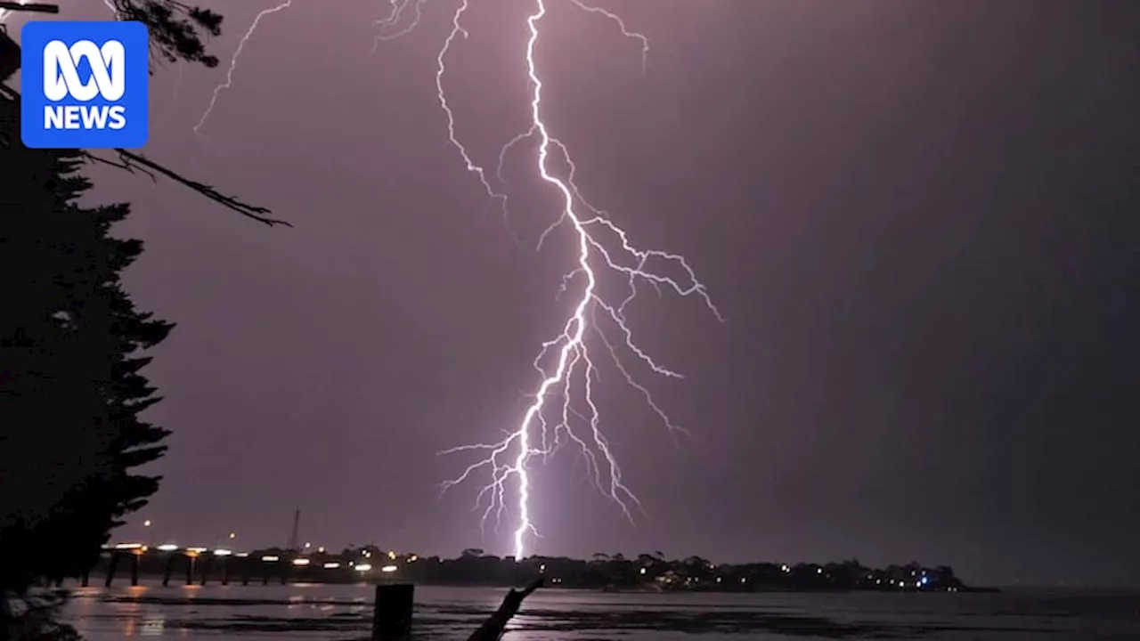 What is dry lightning and how is it starting fires in Victorian National Parks?