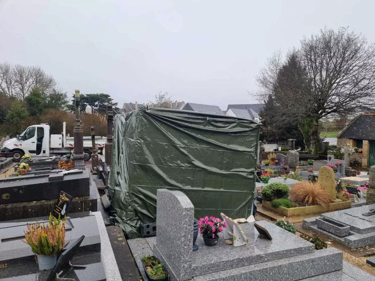 Dégradations sur la Tombe de Jean-Marie Le Pen à La Trinité-sur-Mer