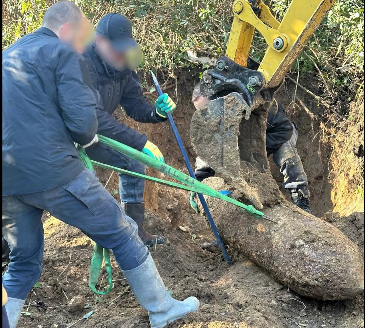 Désamorçage d'une bombe de 500 kg datant de la Seconde Guerre mondiale à Magny-en-Vexin