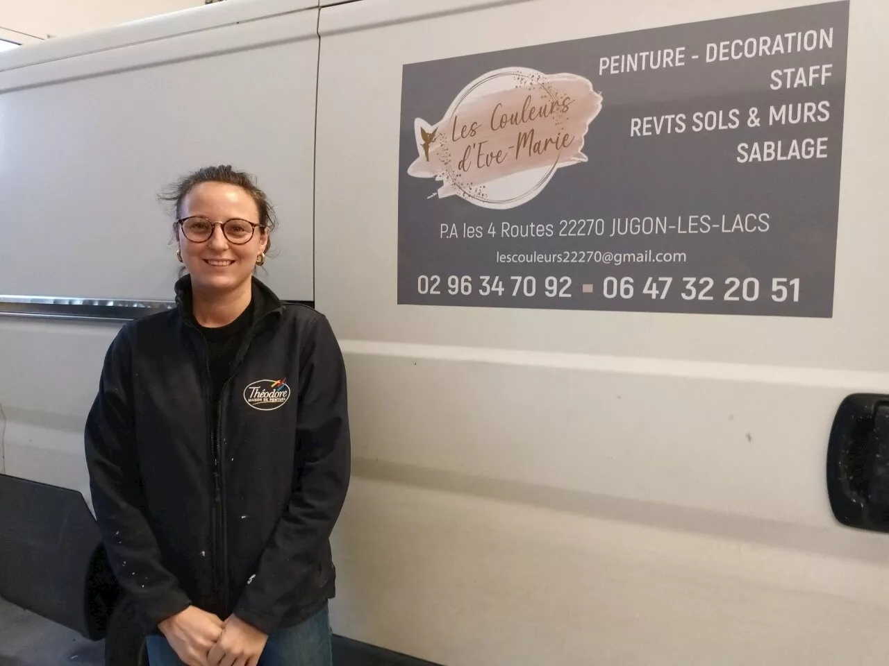 Eve-Marie, devenue peintre décoratrice comme son père, a monté son entreprise