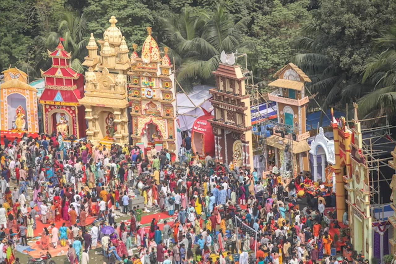 Studenti celebrano una festività hindu a Dhakka