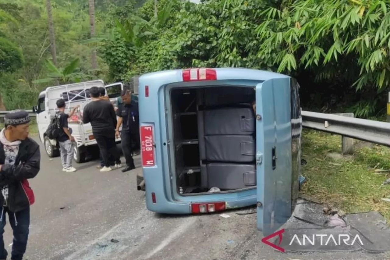 Minibus Unsur Cianjur Kecelakaan Tunggal di Sukabumi, 13 Korban Luka-luka