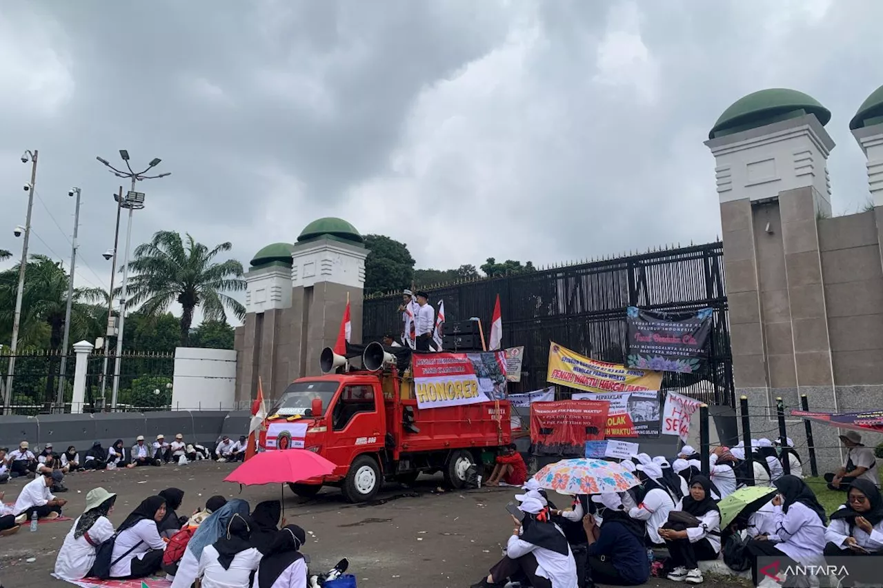 Padati DPR RI, ribuan tenaga honorer tuntut status PPPK penuh waktu