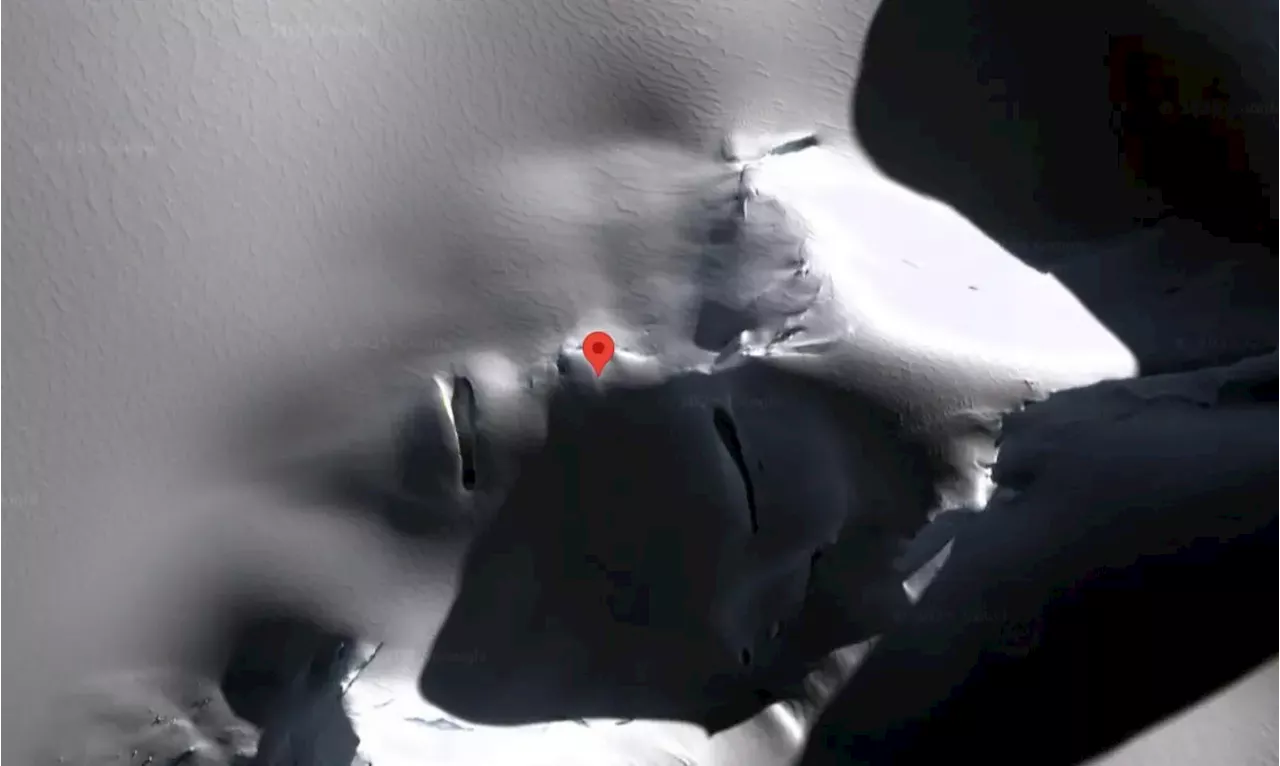 Descubren misterioso rostro en superficie de la Antártida a través de Google Maps