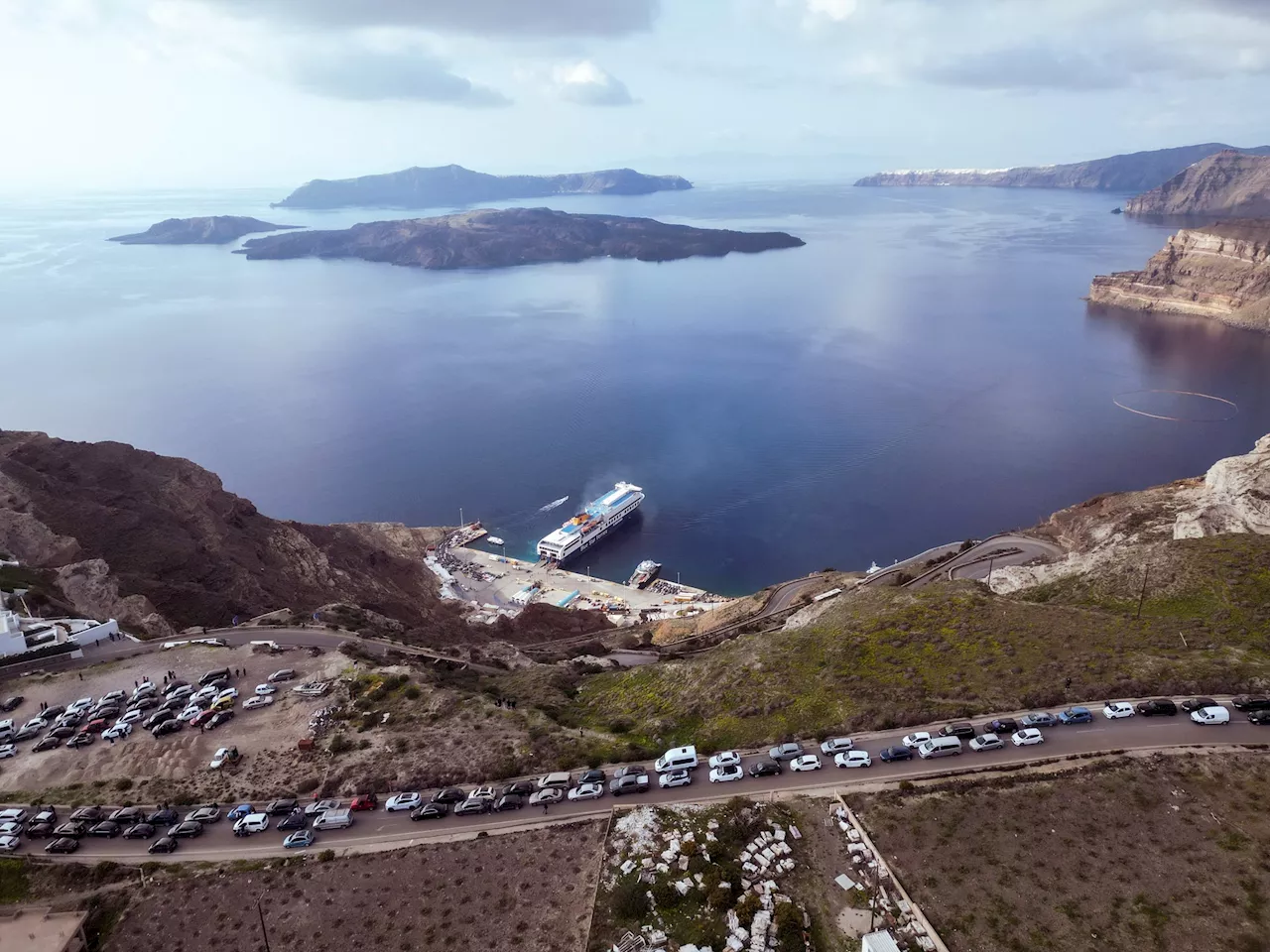 Caos y desesperación en Santorini: hubo 200 temblores en 72 horas y miles de personas escapan de la paradisíaca isla griega
