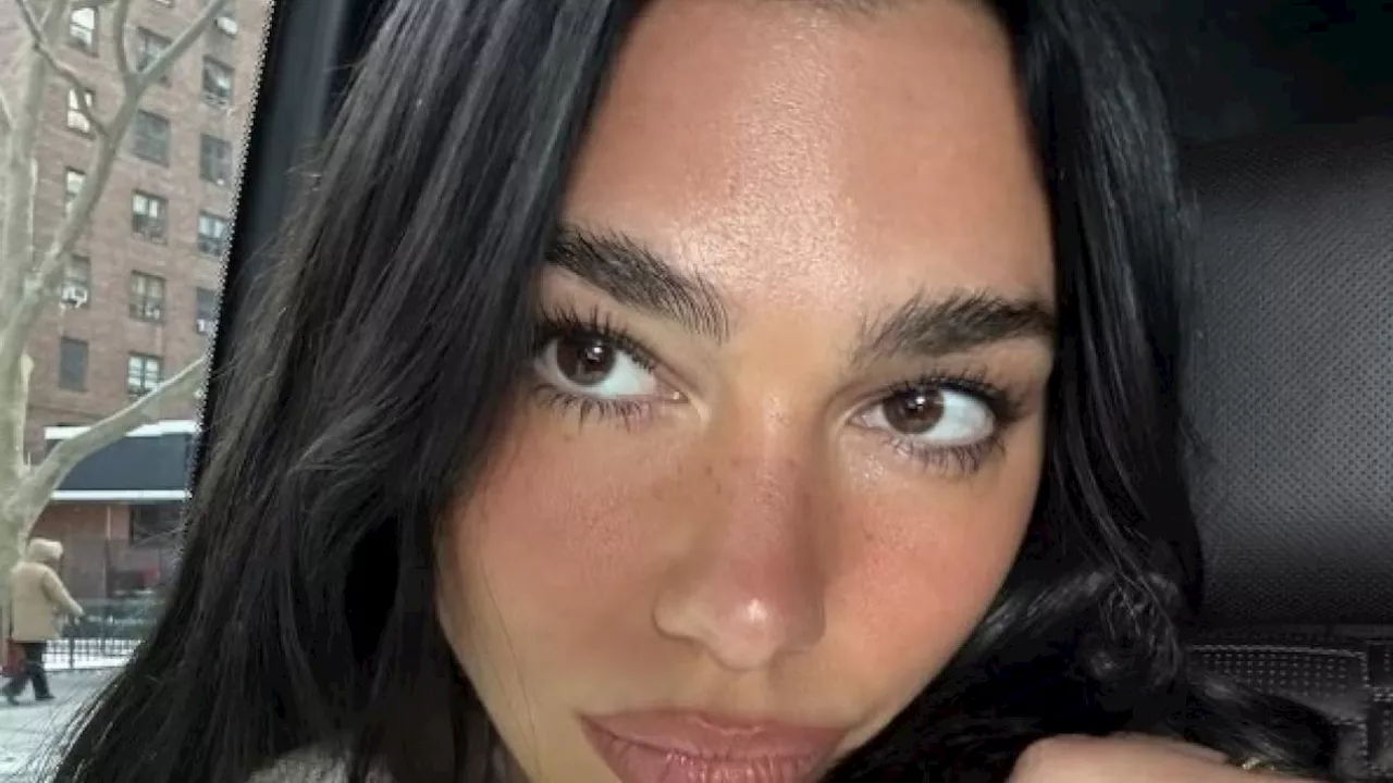 Dua Lipa presto sposa: tutto sul suo anello di fidanzamento esibito sui social