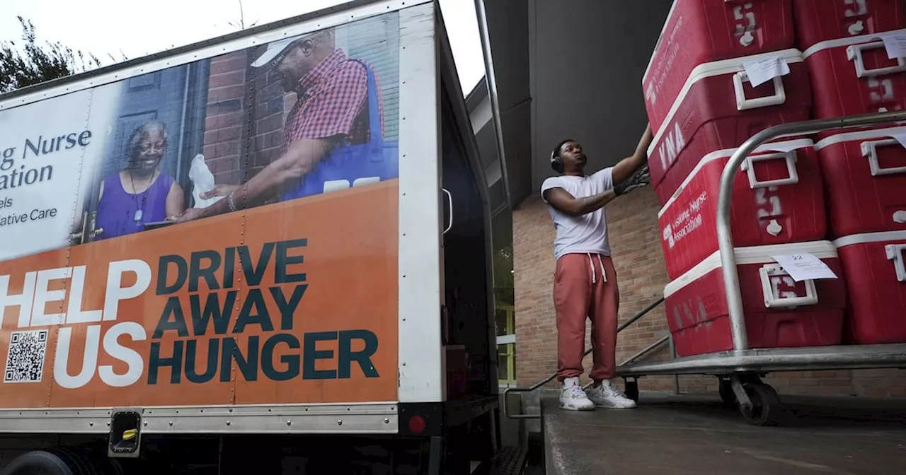 Keyshawn Dixon Prepares Meals On Wheels Deliveries in Dallas