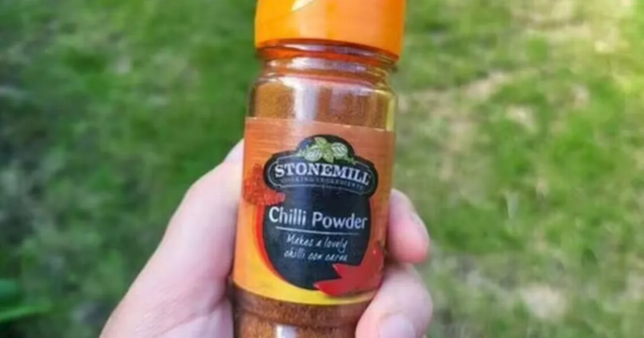 Sprinkle Chili Powder on Bird Feeders to Help Birds Survive Winter