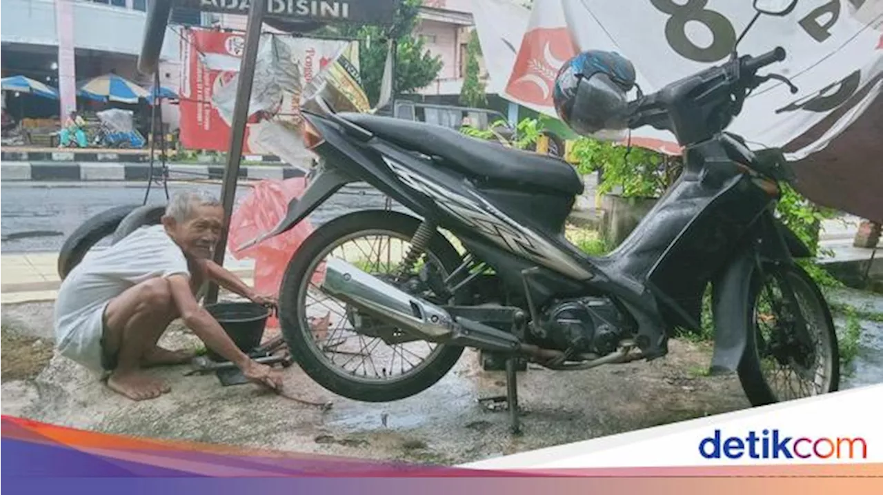 Kisah Mbah Waluyo, Setengah Abad Jadi Tukang Tambal Ban Antar Anaknya Dokter