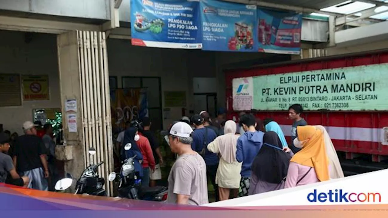 Pengecer Tak Lagi Jual LPG 3 Kg, Warga Antre di Agen