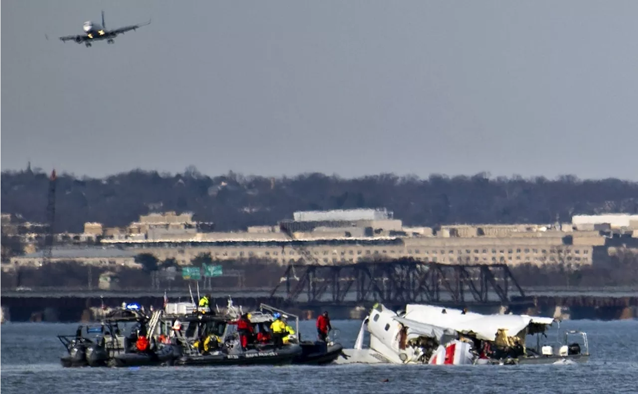 Recuperan e identifican restos de 55 víctimas del accidente aéreo en Washington; retirarán restos de la aeronave del Río Potomac