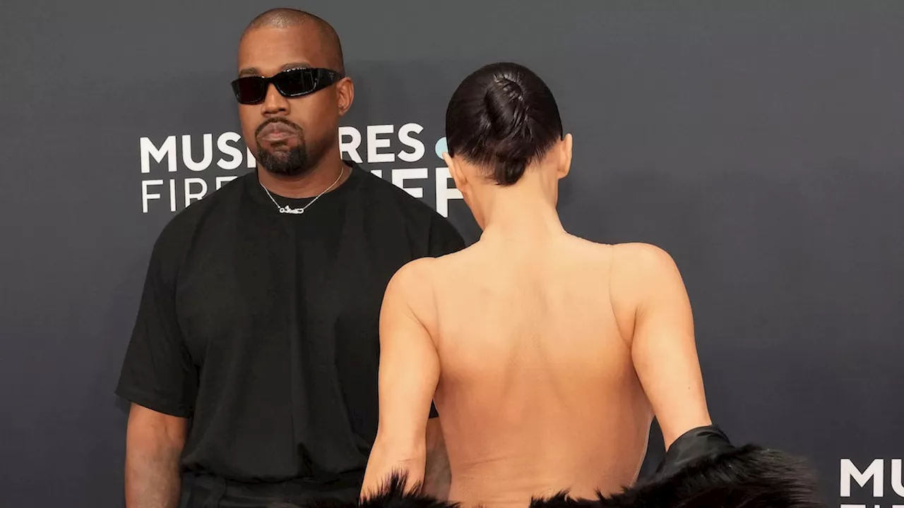 Kanye West y Bianca Censori sorprendieron en los Grammy al posar ella casi desnuda