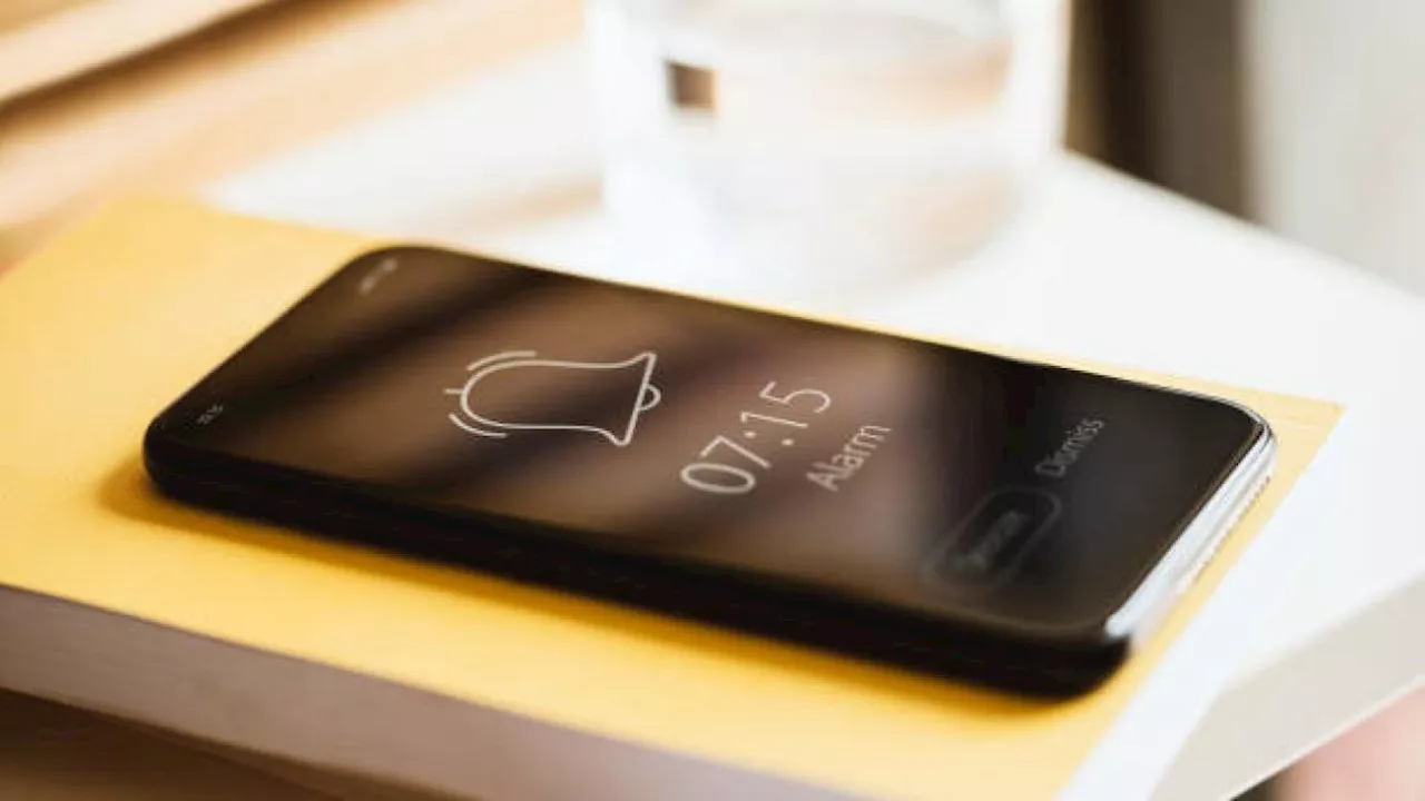 ¿Por qué no debe usar su celular como despertador?