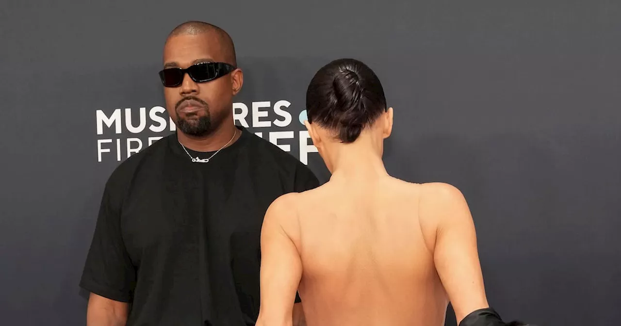 Kanye West y Bianca Censori desatan polémica en la alfombra roja de los Grammy