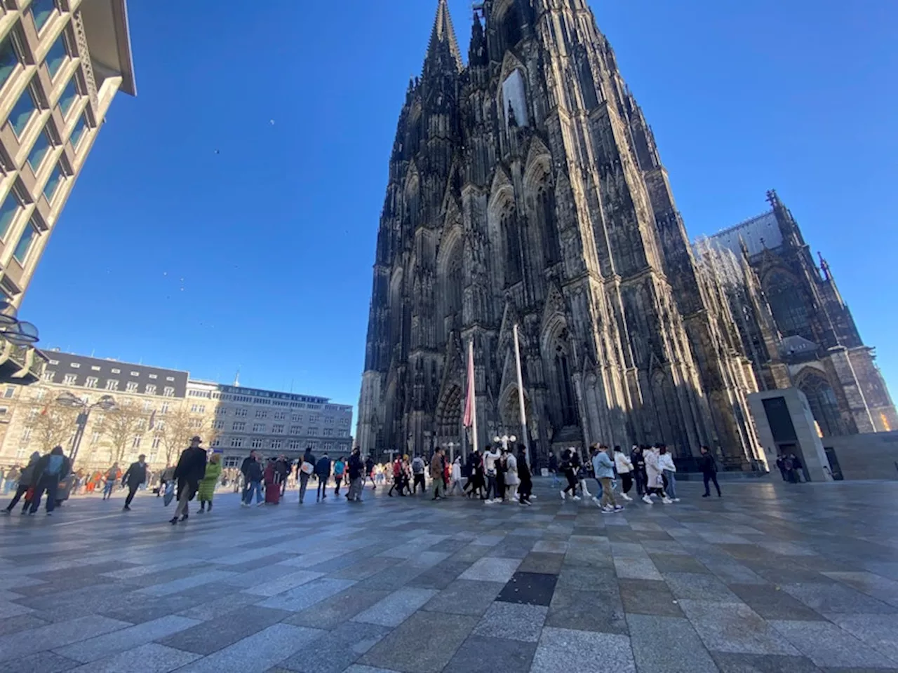 Köln: Der Dom erstrahlt in neuem Glanz - Neue Ordnung verschafft sichtbar mehr Ordnung