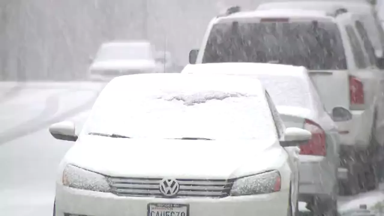 Snowfall Brings Travel Disruptions and Slick Conditions to Western Washington