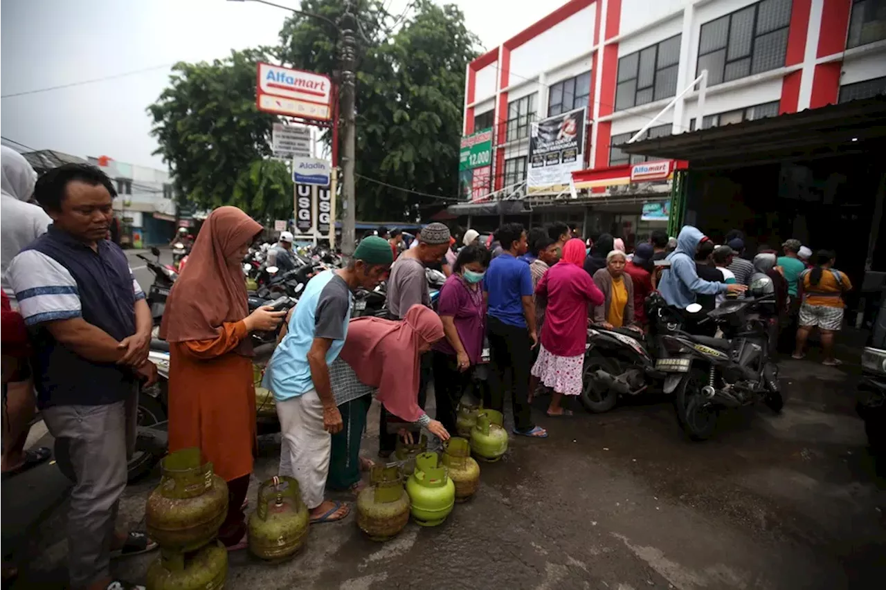 Antrian Panjang Warga di Pangkalan Resmi Pertamina untuk Membeli Elpiji Bersubsidi