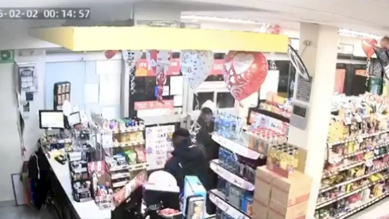 Policía frustra asalto y mata a ladrón a balazos en Oxxo de Iztapalapa