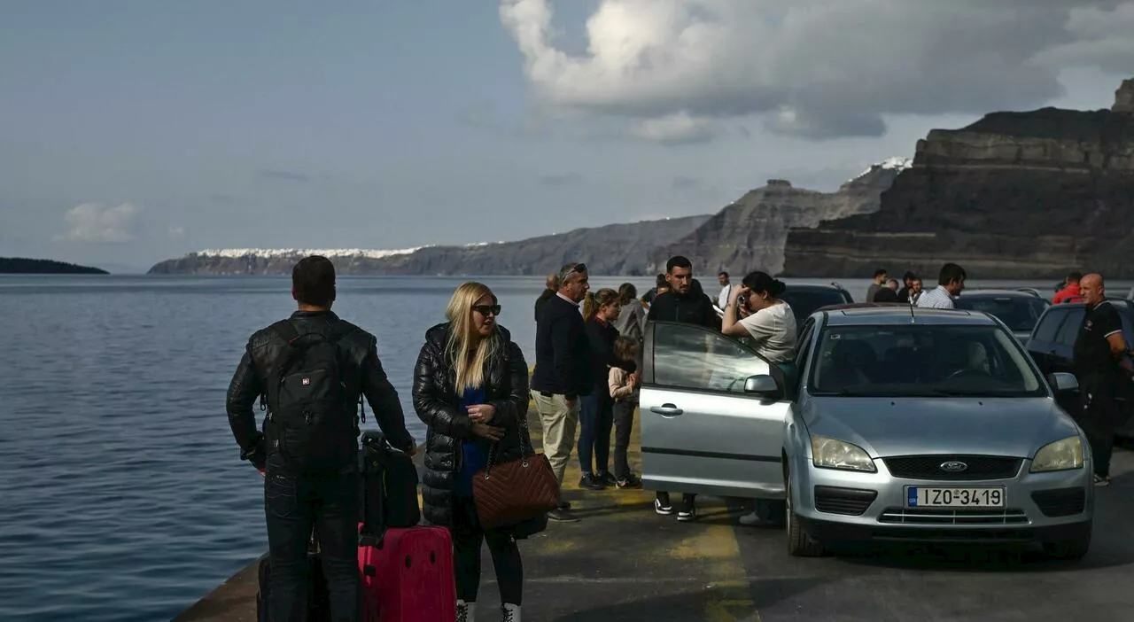 Santorini colpita da nuovi terremoti, residenti dormono nei veicoli