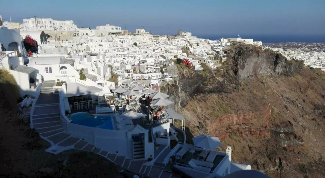 Santorini, il supervulcano Kolumbo e il rischio tsunami: perché l'isola ora teme il “grande terremoto”