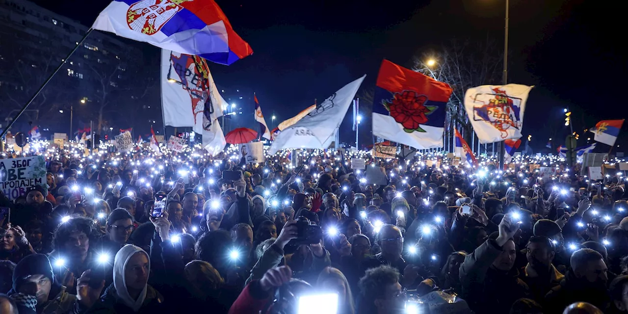 Marcia di protesta a Novi Sad in memoria delle vittime del crollo della stazione