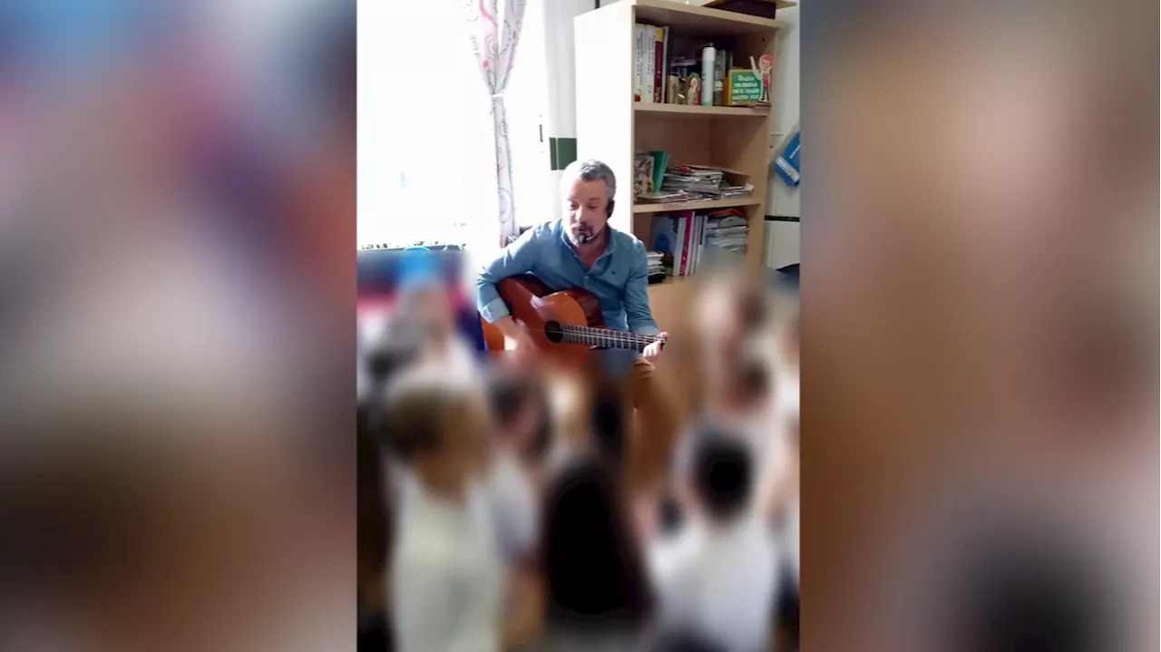 Juan, el maestro de Huelva que cambia la tiza por la guitarra en clase