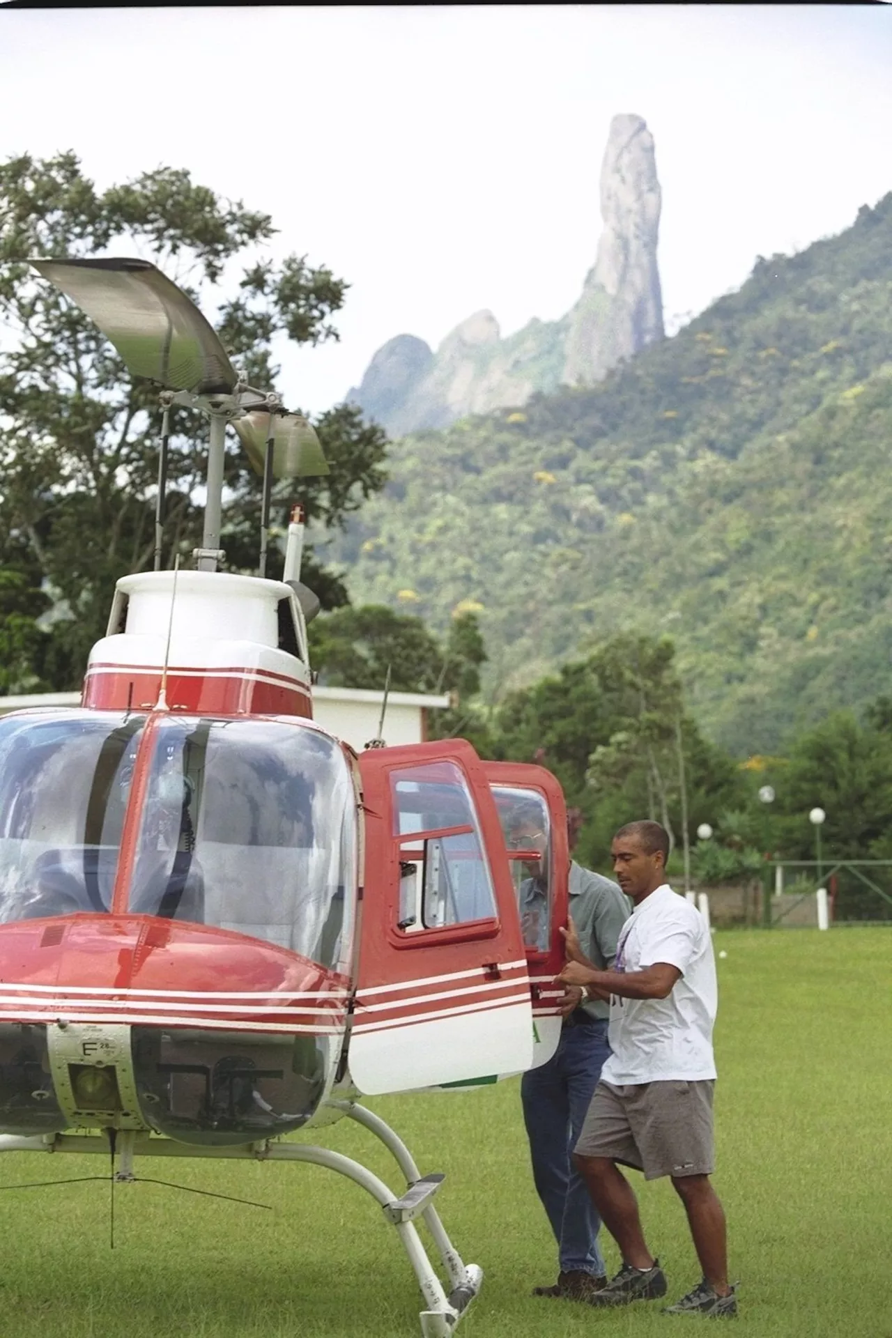 Neymar não é o primeiro a chegar de helicóptero para treino