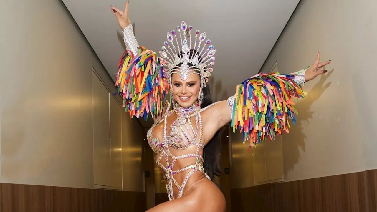 Viviane Araujo brilha em ensaio de carnaval da Mancha Verde