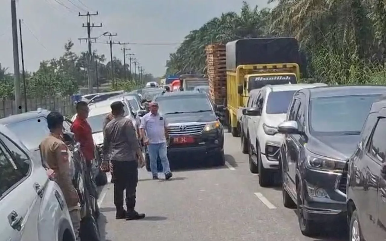 Geram, Warga Adang Mobil Pelat Merah BM 52 yang Lawan Arus Saat Macet di Lintas Pekanbaru-Siak