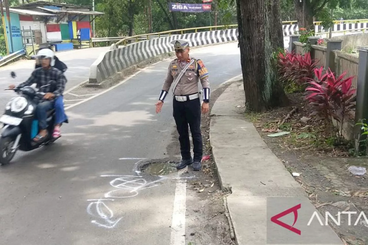 Pemotor Tewas Terlindas Truk setelah Menyalip dari Kiri di Jalan Menikung