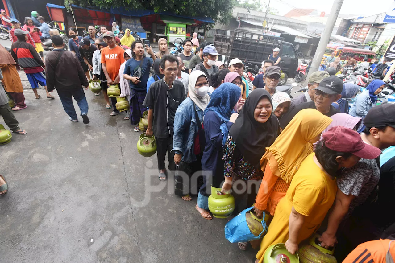 Warga Antre Beli Gas Elpiji 3 kg Akibat Larangan Penjualan di Toko Kelontong