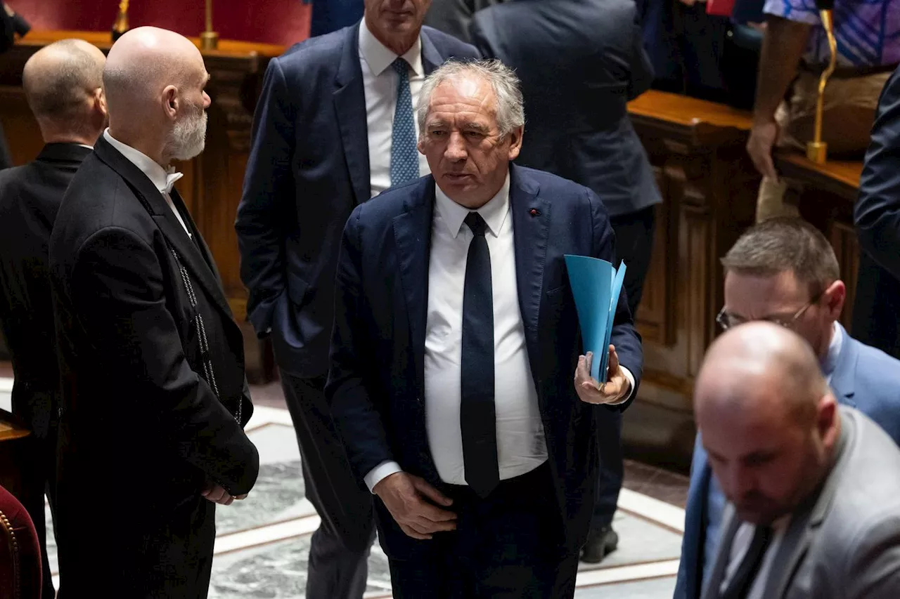 Budget 2025 : le PS se prononce contre la censure, Bayrou prévoit deux 49.3