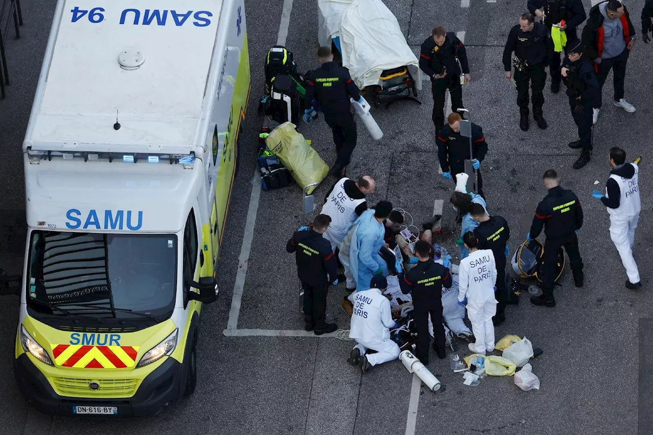 Gare d'Austerlitz à Paris: l'homme blessé par balles par la sûreté ferroviaire en état de mort cérébrale