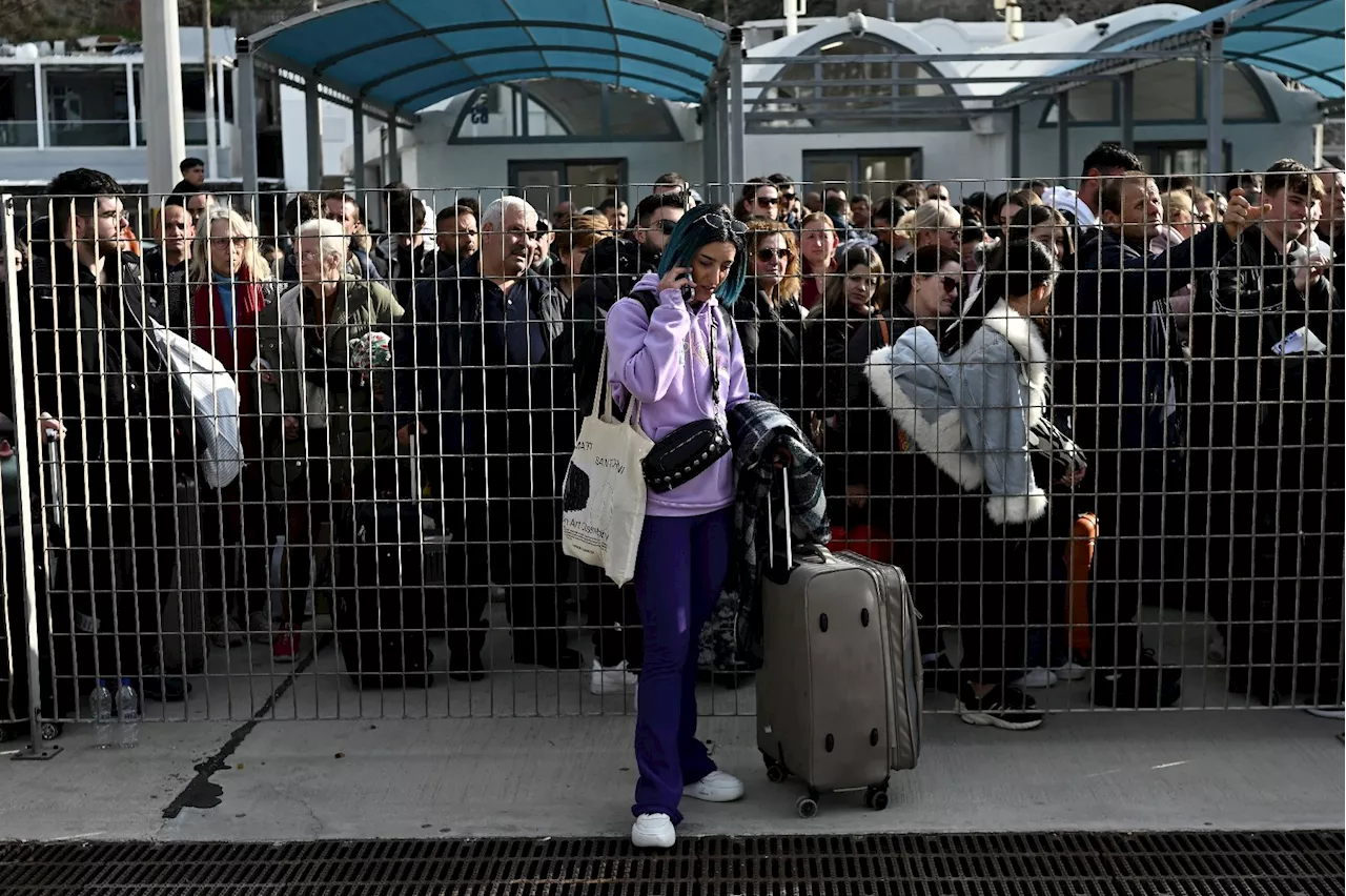 Grèce: des milliers d'habitants fuient Santorin frappée par des séismes à répétition