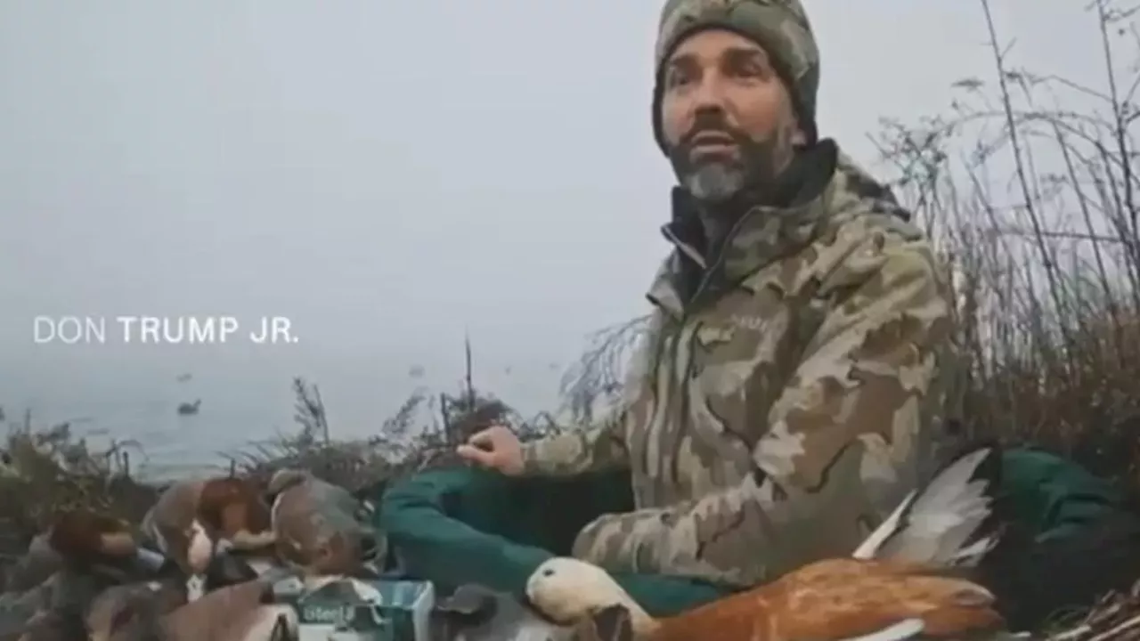 Trump junior a caccia nella laguna di Venezia in un’area tutelata: “Uccise anatre protette”