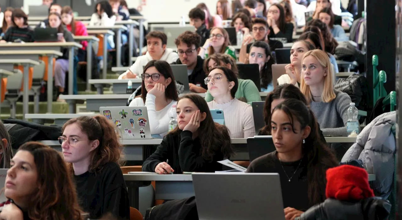 Università, laurearsi è sempre più costoso: quasi 4mila euro a Milano, 1.300 a Roma. Uno su 10 sceglie l'onlin